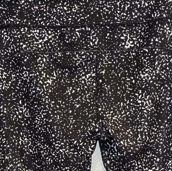 2 Pr Excursion Fitted Athletic Capris Sz Medium Black White Gray - Picture 6 of 7